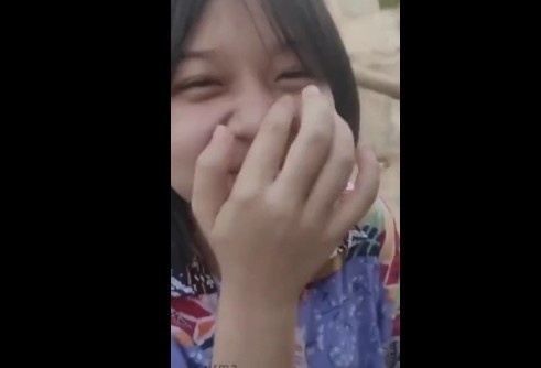 Background nonton video viral Ngentotin Bocil Bondol Masih SMP Di Atas Genteng Viral